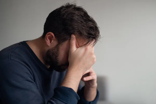 Evdeki Kanepede Oturan Depresif Endişeli Adam Telifsiz Stok Imajlar