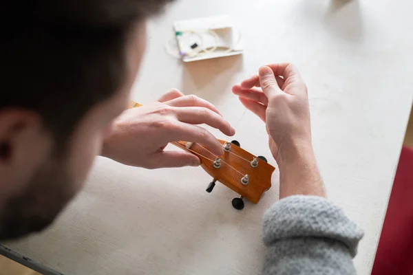 Homem Substituindo Cordas Banjo Ukulele — Fotografia de Stock