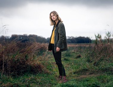 Bir tarlada duran havalı kadın portresi