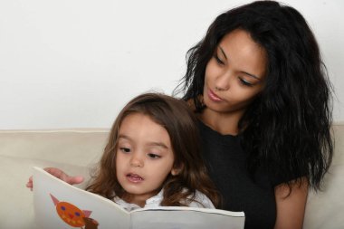 genç anne ve kızı