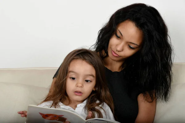 Joven madre y su hija — Foto de Stock