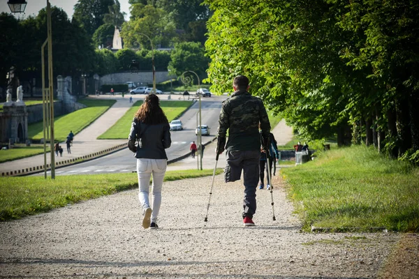 与截肢男子在街上散步的年轻夫妇 — 图库照片