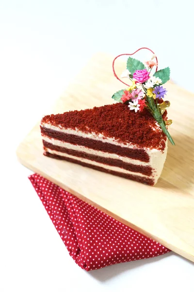 草莓蛋糕，红色天鹅绒木制板上切了蛋糕。结论 — 图库照片