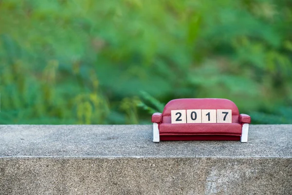 2017 Новый год: декоративный объект календаря и зеленый фон — стоковое фото