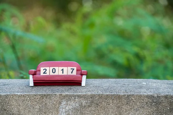 2017 новорічний календар декоративний об'єкт і зелений фон — стокове фото