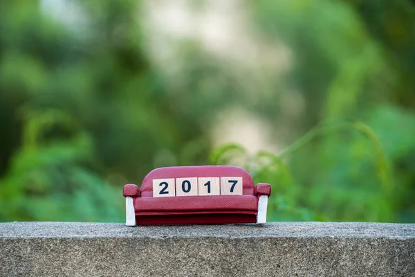 2017 Новый год: декоративный объект календаря и зеленый фон — стоковое фото