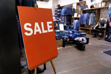 Satışı etiket işareti önünde, dükkan, Satılık alışveriş sezon discou için