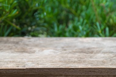 Ahşap masa, boş masa ahşap yüzey boş ve yeşilliklerle natu bulanıklık