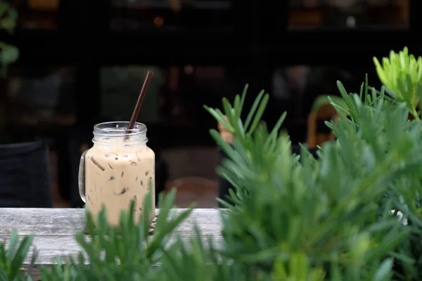 Gelas kopi es di meja kayu, fokus selektif pada gelas kopi — Stok Foto