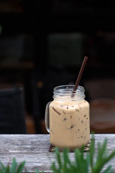 Gelas kopi es di meja kayu, fokus selektif pada gelas kopi — Stok Foto