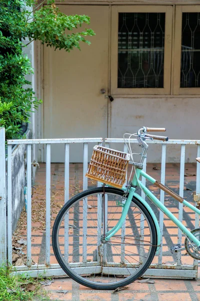 Bicicleta vieja con canasta en blanco parque, rueda de bicicleta de cerca vintag — Foto de Stock