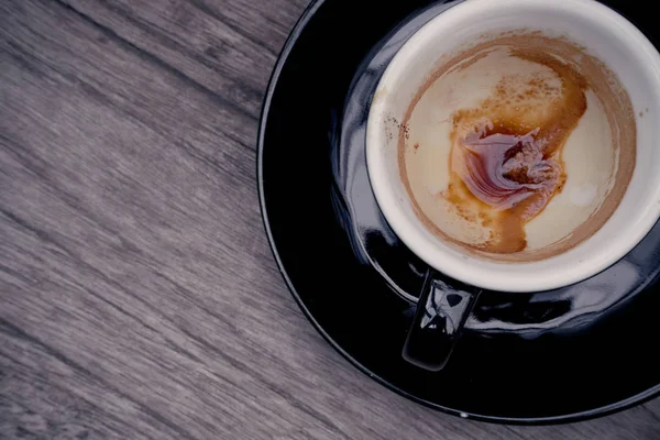 Ahşap masa, sade kahve Kupası arka plan, şartlarını kahve içti