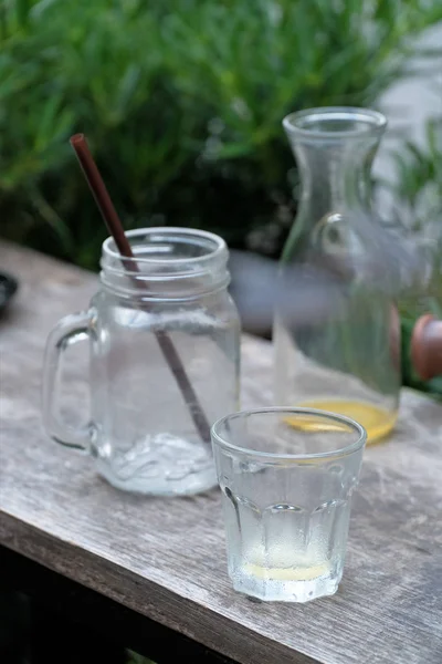 Gelas kosong di meja kayu, Digunakan gelas setelah minum minuman , — Stok Foto