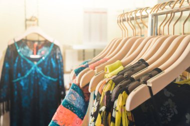  elbise askısı vitrinde mağaza alışveriş, hafif parlama efekti.