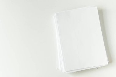 Beyaz masa, beyaz arka plan üzerinde izole boş yığın belgeleri kağıt boş kağıtlara.