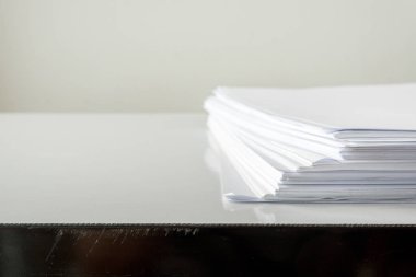 Beyaz masa boş kağıtlara, boş yığın kağıt ofis masasında makaleler..