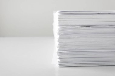 Beyaz masa boş kağıtlara, boş yığın kağıt ofis masasında makaleler..
