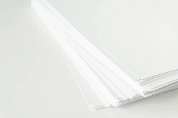 Leere Papiere Auf Weißem Tisch Leere Papierstapel Auf Büroschreibtisch — Stockfoto