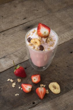 çilek güler yüzlü, yaz taze içeceği, zevkini ikiye üzerinde çilekli yoğurt