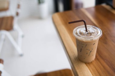 ahşap masa kahve buz, buz kahve almak ev gözlük.