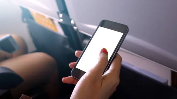 Торкаючись і ковзаючи екран мобільного телефону на літаку або літаку, b — стокове фото