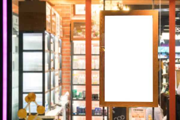 Poster bingkai kayu kosong pada jendela kaca di toko storefro — Stok Foto