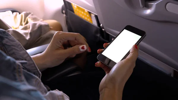 Berühren und Schieben des Handybildschirms im Flugzeug oder Flugzeug, b — Stockfoto