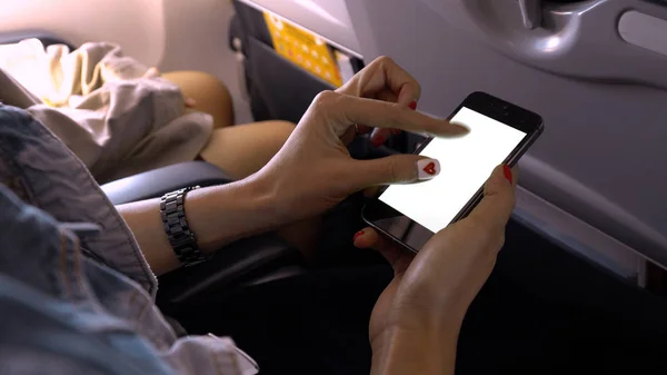 触摸和变焦手机屏幕上的飞机或飞机, bl — 图库照片