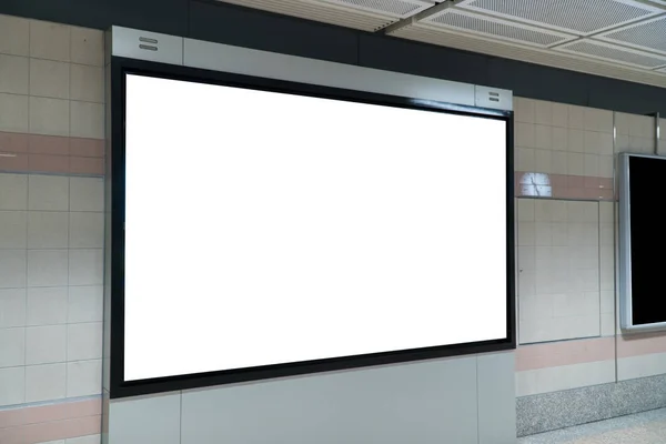 Пустой светодиодный рекламный баннер дисплей на стене, реклама — стоковое фото