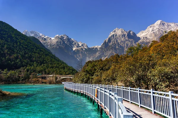 Jade Dragon Snow Mountain, Mount Yulong veya Yulong Snow Dağı'nda Lijiang, Yunnan Eyaleti, Çin. — Stok fotoğraf