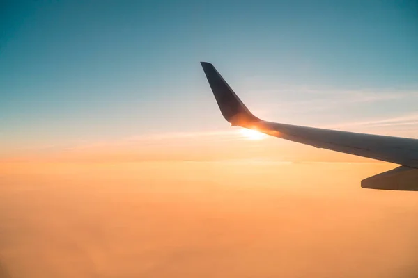 Ala Avión Con Cielo Atardecer Ventanas Exteriores Pintorescas Toldo Aire —  Fotos de Stock