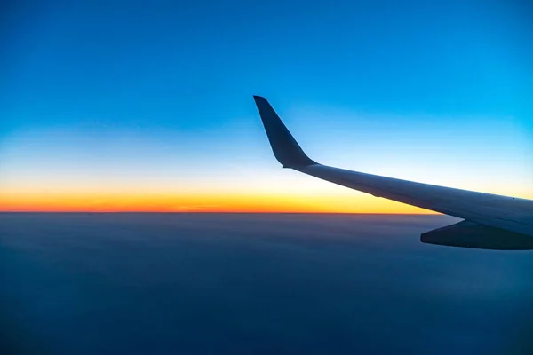 Flugzeugflügel Mit Sonnenuntergangshimmel Malerische Außenfenster Suset Der Luft Blick Durch — Stockfoto