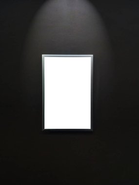 Reklam şablonu için çerçeveli beyaz poster. İmza panosu ya da Önemli Bilgi Billboard kapağında asılı.