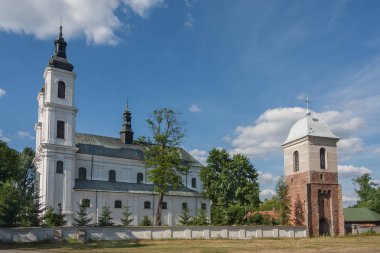 Piotrkow Trybunalski yakınlarındaki Anma Anıtı. Eski Norbertine Manastırı 1179 'da kuruldu ve 1470' de bir savunma kulesi kuruldu..