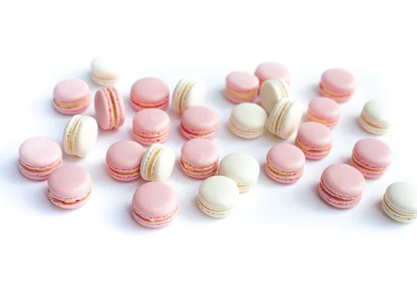 Anbud rosa och vita macarons på vit bakgrund. Naturligt ljus. Selektivt fokus — Stockfoto