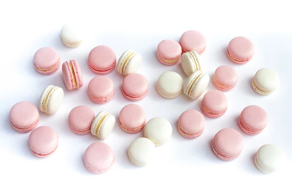 Zarte rosa und weiße Macarons auf weißem Hintergrund. natürliches Licht. Selektiver Fokus — Stockfoto