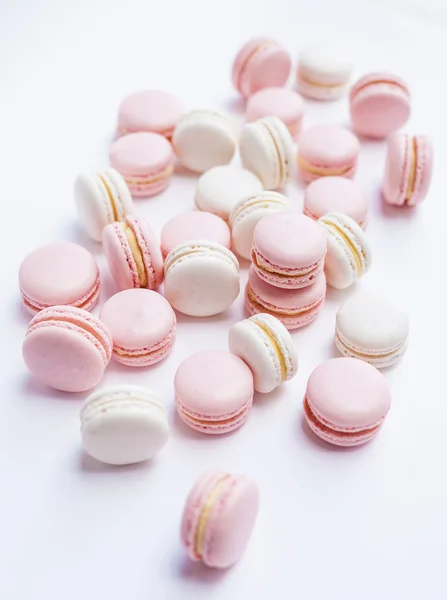 Anbud rosa och vita macarons på vit bakgrund. Naturligt ljus. Selektivt fokus — Stockfoto