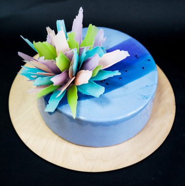 Ayna mavi ve mor sır ve çikolata çiçek dekorasyonu ile modern trendy pasta. Siyah arka plan.