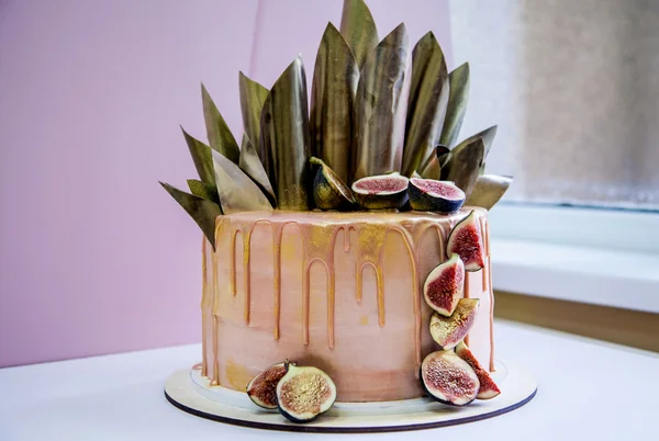 Trendy modern chocolate caramel layered cake decorated with chocolate glaze, figs and chocolate decor. — Stock Photo, Image