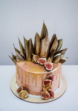 Modaya uygun modern çikolata karamel katmanlı kek çikolata sır, incir ve çikolata dekor ile dekore edilmiştir. Siyah arka plan.