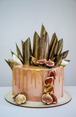 Modaya uygun modern çikolata karamel katmanlı kek çikolata sır, incir ve çikolata dekor ile dekore edilmiştir. Siyah arka plan.