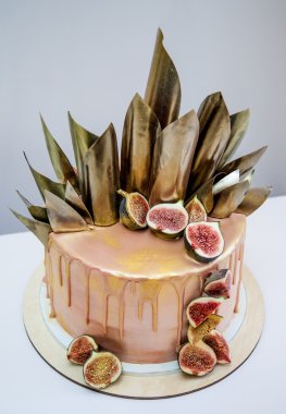 Modaya uygun modern çikolata karamel katmanlı kek çikolata sır, incir ve çikolata dekor ile dekore edilmiştir. Siyah arka plan.