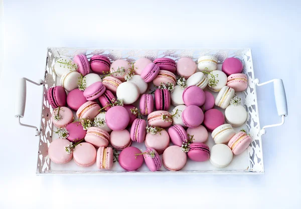 Bandeja blanca llena de coloridos macarons tonos de rosa. Luz natural. Enfoque selectivo . — Foto de Stock