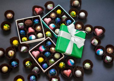 El yapımı çikolata şeker tatlı bir hediye kutuları içinde. Siyah arka plan.