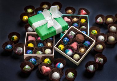 El yapımı çikolata şeker tatlı bir hediye kutuları içinde. Siyah arka plan.