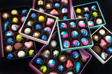 El yapımı çikolata şeker tatlı bir hediye kutuları içinde. Siyah arka plan.