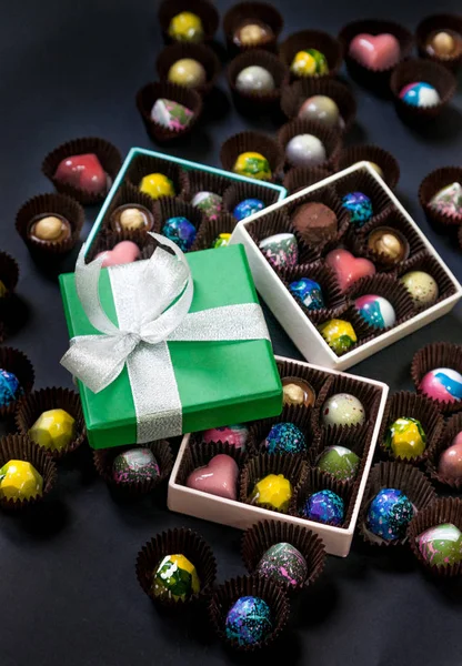 El yapımı çikolata şeker tatlı bir hediye kutuları içinde. Siyah arka plan. — Stok fotoğraf