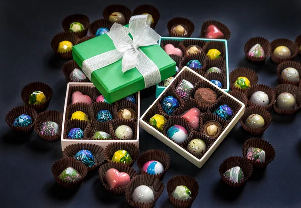El yapımı çikolata şeker tatlı bir hediye kutuları içinde. Siyah arka plan.
