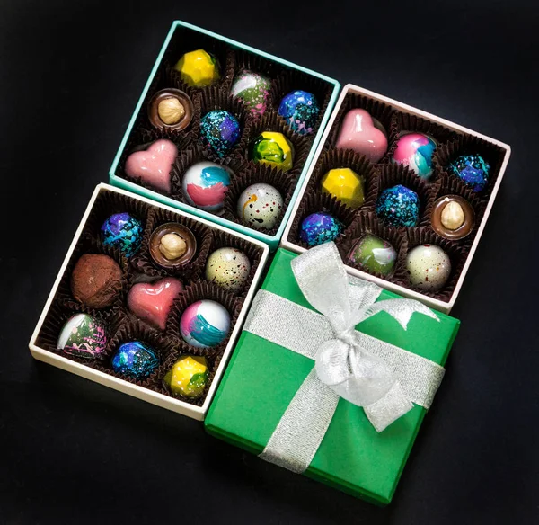 Permen coklat buatan tangan dalam kotak hadiah. Latar belakang hitam . — Stok Foto