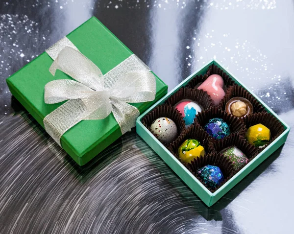 Καραμέλα σοκολάτα χειροποίητα γλυκά σε ένα κουτιά δώρων. Μαύρο φόντο. — Φωτογραφία Αρχείου